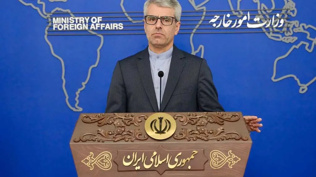 اسماعیل بقائی، سخنگوی وزارت امور خارجه ایران، در حال محکوم کردن ترور بانوی ایرانی در لبنان