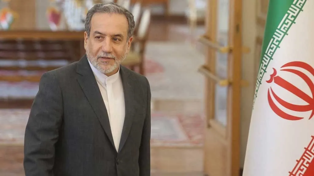 عباس عراقچی در حال سخنرانی درباره روابط ایران با اتحادیه اروپا و کشورهای خلیج فارس